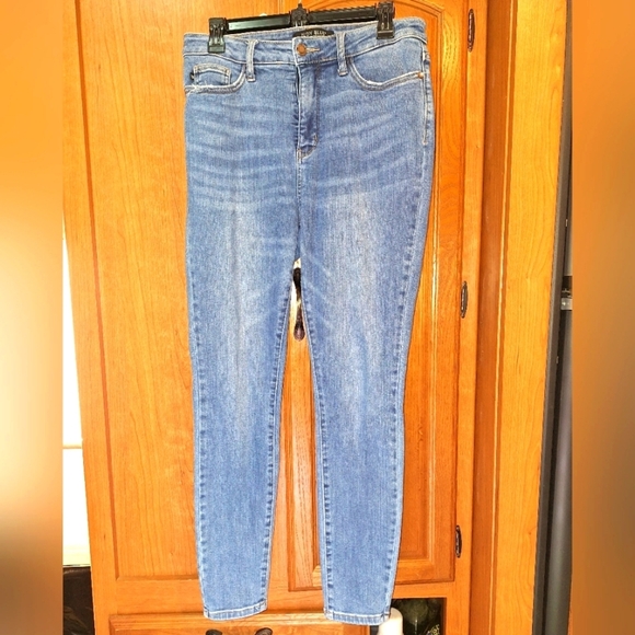 Judy Blue Denim - Judy Blue 9/29 skinny fit jeans with a 27.5" inseam. Light distressing